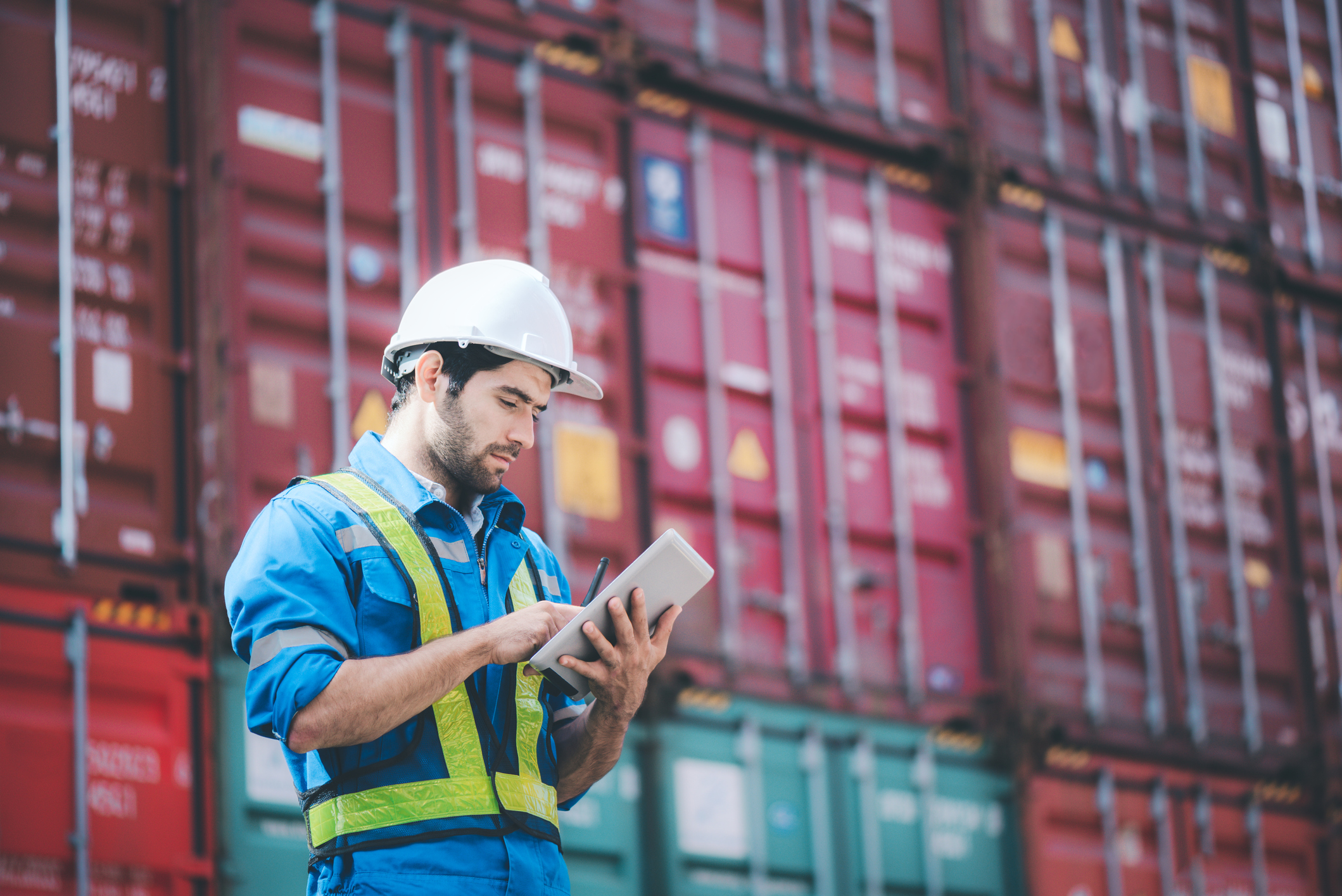 Trabajador consultando información de las plataformas logísticas.