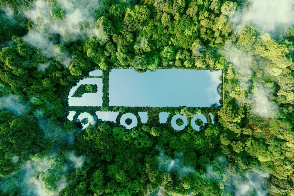 Camión de transporte logístico sobre un bosque